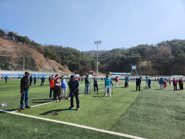 경상북도 생활체육 그라운드골프대회가 봉화공설운동장에서 열리고 있다. /봉화군제공