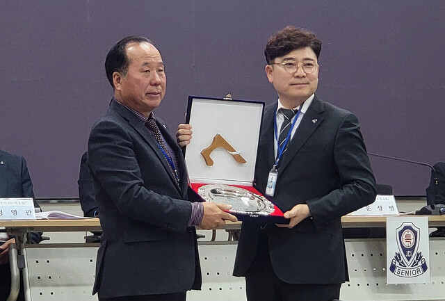 문상필 지구회장(오른쪽)이 주관 롬인 의성회장에게 주관패 증정. /김두한 기자