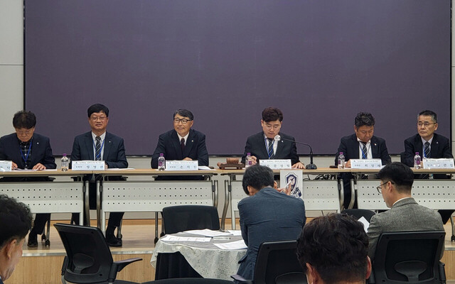 회의를 주재하는 문상필 경북지구JC특우회장을 비롯한  회장단./김두한기자