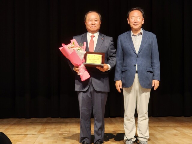 대행기관장 박현국 봉화군수(오른쪽)이 통일강연을 한 이동설 장군(왼쪽)에게 감사패를 전달했다. /박종화기자