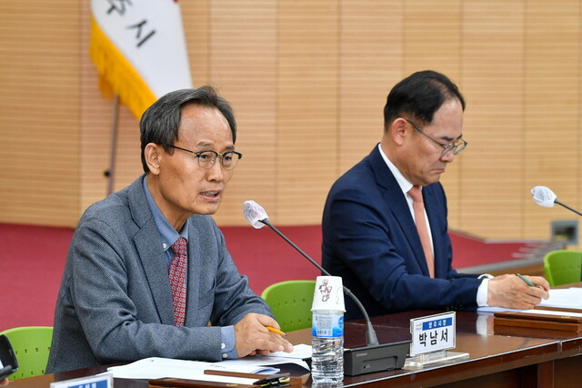 박남서(왼쪽) 영주시장이 영주시의 현안사업에 대해 설명하고 있다. /영주시 제공