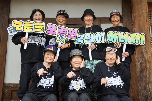 호국보훈의 달 뮤직비디오를 촬영한 수니와 칠공주 멤버들. /칠곡군제공