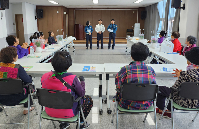 어르신들을 대상으로 보이스피싱 예방에 대해 교육하는 울릉경찰관./울릉경찰서