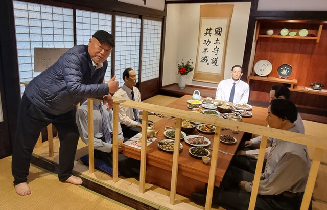 옛 울릉군수관사(박 전 대통령 숙발)에 만들어진 박 전 대통령 울릉도 방문당시 저녁식사 재현 밀랍인형./김두한 기자 