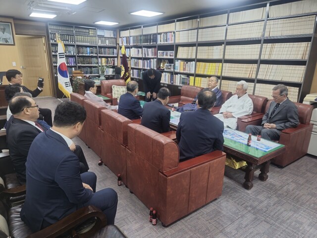 더불어민주당 김준혁 당선자가 23일 경북유교문화회관을 찾아 안동지역 유림대표들에게 고개 숙여 사과하고 있다. /피현진 기자 