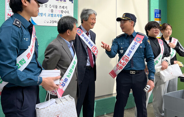 청소년 도박 및 폭력  예방 캠페인에 참여한 남한권 울릉군수(왼쪽 두번째). /울릉경찰서제공