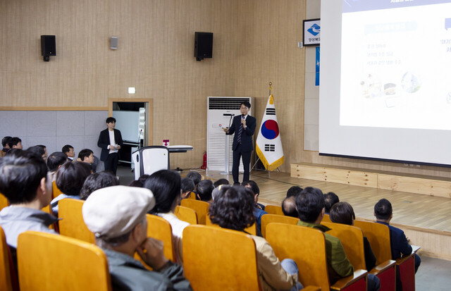 울릉군민들이 경북도의 울릉도 종합계획 영상물을 시청하고 있다./김두한 기자 