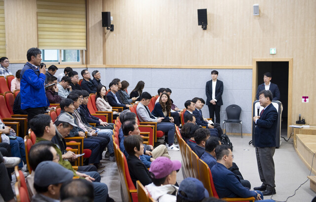 남한권 울릉군수가 질문에 답하고 있다. / 김두한기자 
