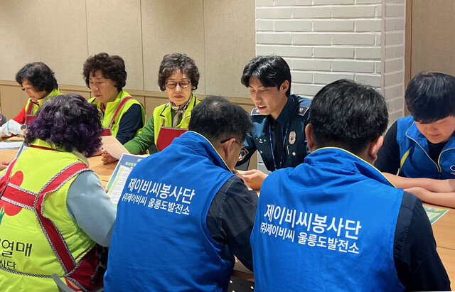 울릉자봉사자들과 함께 밑반찬봉사를 하는 경찰관./울릉경찰서