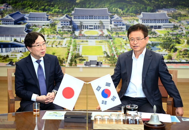 ​오츠카 츠요시(大塚剛) 주부산일본국총영사관 총영사와 이철우(오른쪽) 경북지사 우호 협력 방안에 대해 논의하고 있다. /경북도제공