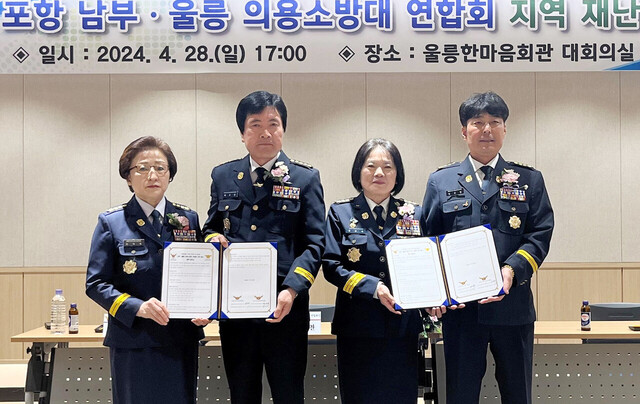 교류협력합의서에 서명 후 기념촬영,/ 김두한기자