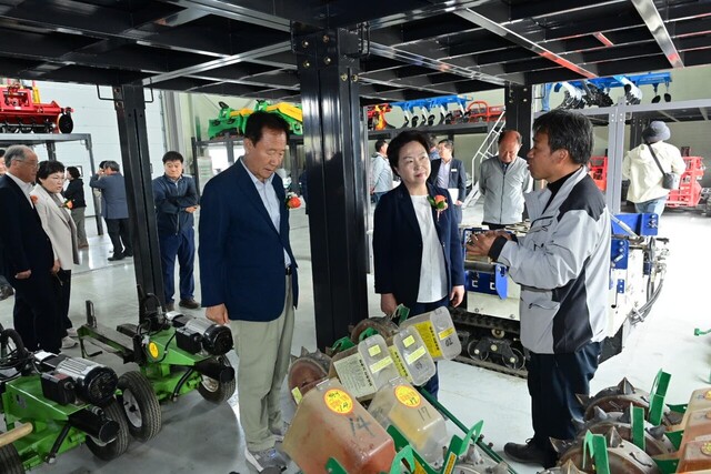박현국 봉화군수(좌측)와 김상희 의장(두 번째)이 담당직원으로부터 기계사용에 대한 설명을 듣고 있다 ,/봉화군제공