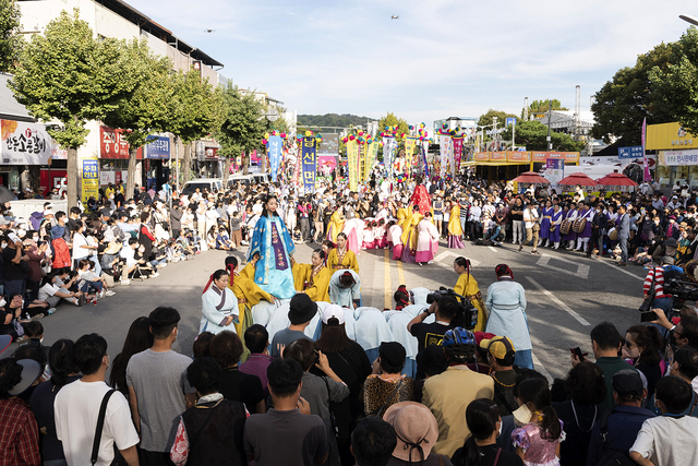 지난해 차전장군&노국공주 축제에서  시연된 차전놀이와 노국공주 선발대회 모습./안동시 제공