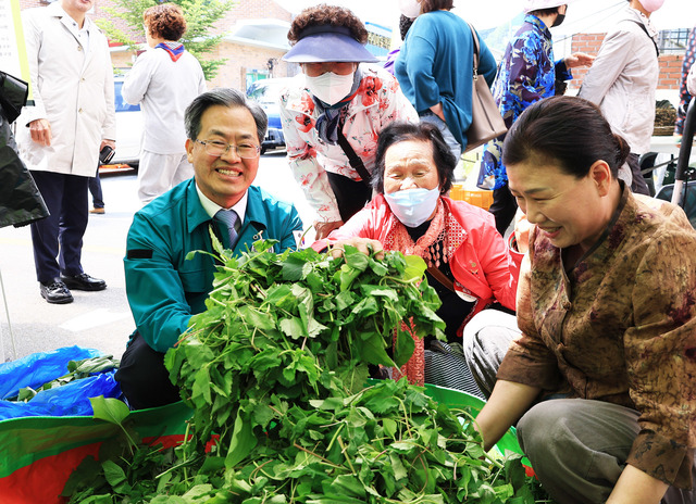 ​지난해 영양 산나물 축제 당시 오도창 군수가 축제장에서 판매되고 있는 산마물을 들어 보이며, 축제를 홍보하고 있다./영양군 제공