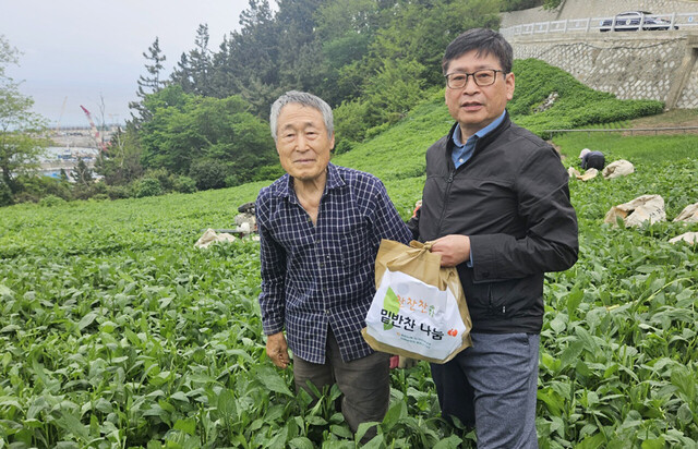 정종학 조합장(오른쪽)이 직접 밑반찬을 전달하고 있다./울릉농협