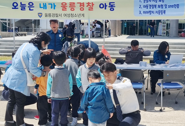 어린이 경찰복을 입어보는 어린이./울릉경찰서