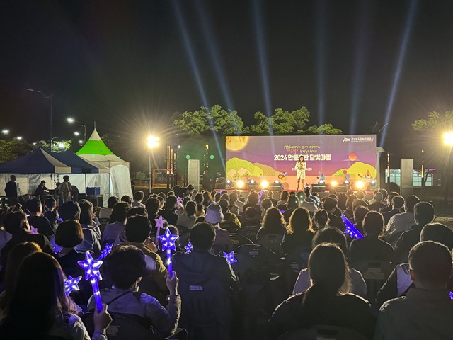 4일밤 열린 안동호반달빛야행 트롯공연 모습. /경북관광공사제공
