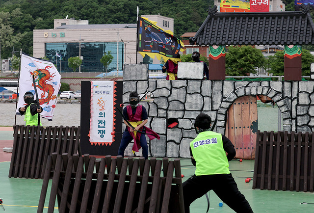 2024 예천 활 축제 마지막 날인 6일 오후 행사장인 한천 체육공원에서 관광객들이 활 서바이벌 게임을 즐기고 있다. 