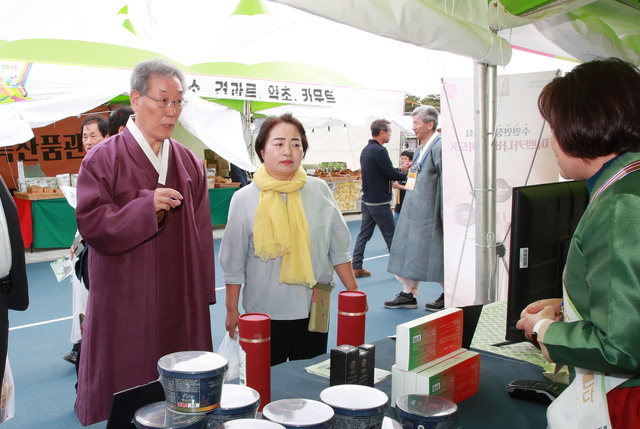 권기익 안동시의회 의장과 정복순 경제도시위원장이 차전장군&노국공주 축제장을 방문해 현장의 목소리를 듣고 있다. /안동시의회 제공
