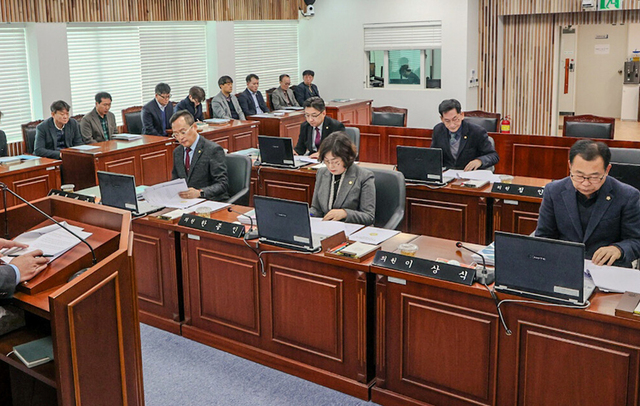 울릉군의회 의원들이 조례안을 심의하고 있다. /울릉군의회제공