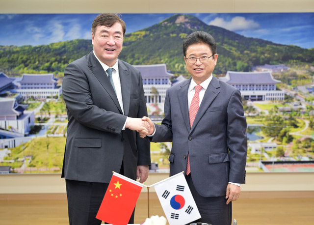 이철우(오른쪽) 경북지사가 경북도청을 방문한 싱하이밍 주한중국대사와 악수를 하고 있다. /경북도제공