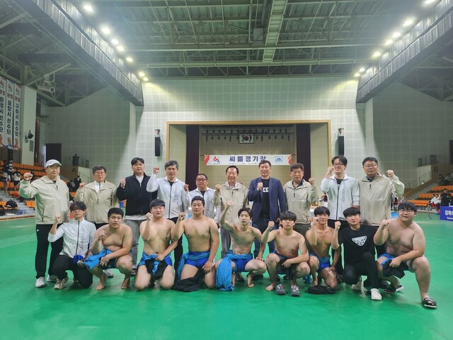 박현국 봉화군수와 체육회 임원은 사전경기장 씨름장을 격려 방문해 선수를 격려하고 기념촬영을 했다. /봉화군제공