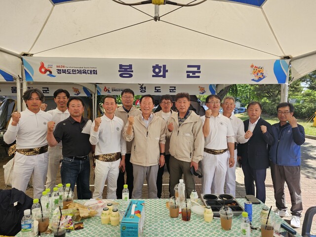 박현국 봉화군수와 체육회 임원들이 제62회 경북도민체전 사전경기인 궁도장을 방문해 선수들과 기념촬영을 했다./봉화군제공