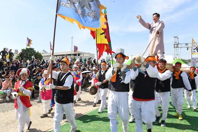 차전장군&노국공주축제 개막식에서 권기창 시장이 차전놀이에 사용되는 동채를 타고 시민들에게 인사하고 있다./안동시 제공