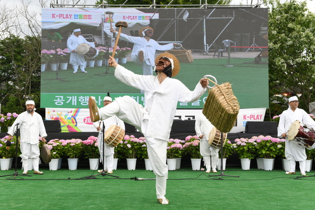 하회별신굿탈놀이 공연 중 백정마당 공연이 ‘2024 차전장군&노국공주축제’매인 무대에서 진행되고 있다./안동시 제공
