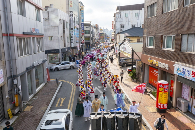 관람객들과  읍·면·동 풍물경연놀이 참가자들이 안동 원도심을 돌며 시가 행진을 펼치고 있다. /안동시 제공