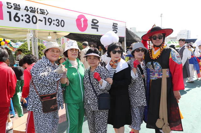 읍·면·동 풍물경연놀이에 참석한 시민들이 공연을 마친 후 축제장에서 사진을 찍으며 축제를 즐기고 있다./안동시 제공