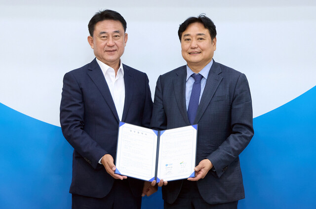 이충우 여주시장(왼쪽)과 김약욱 대저페리 대표가 업무협약을 체결하고 기념촬영,/대저페리
