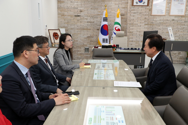권기창 시장(사진 오른쪽)과 진일표 주부산 중국 총영사(사진 왼쪽 가운데)가 한·중 우호 교류 확대를 위한 논의를 진행하고 있다./안동시 제공