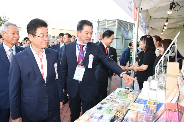 이철우 경북지사와 김장호 구미시장이 구미시 홍보관을 둘러보고 있다./구미시 제공