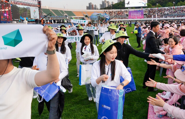 울릉군선수단이 입장하면서 구미시민들에게 관광안내책자, 특산품 오징어와 호박엿을 나눠주고 있다./김두한 기자