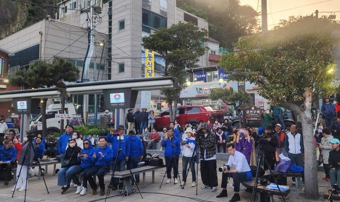 울릉도 도동항해변공원에서 색소폰연주를 감상하는 관광객과 주민들./울릉군