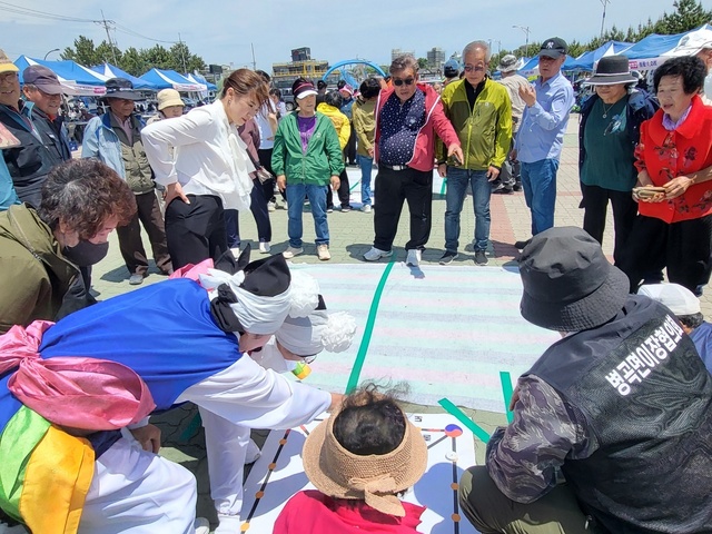 영덕군 병곡면 경로잔치 한마당에 참석한 마을 어르신들이 윷놀이를 하고 있다. /고래불청년회제공