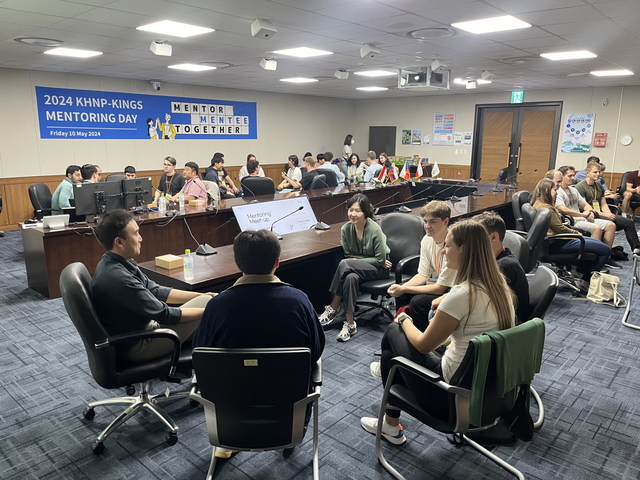 한국수력원자력 직원과 KINGS 재학생들이 원자력산업과 관련한 토의를 하고 있다. /한수원제공