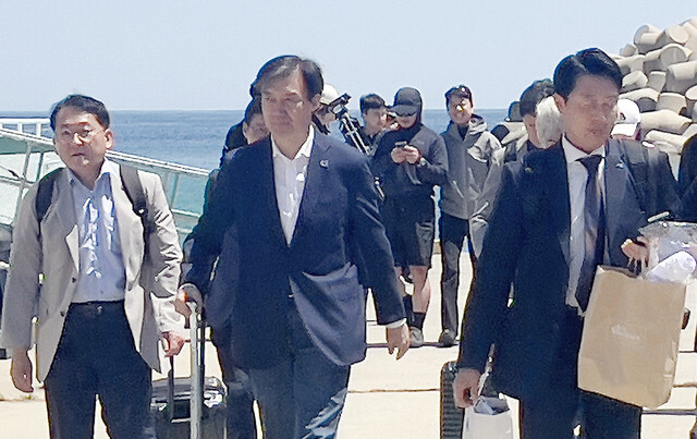조국 조국혁신당 대표가 당직자들과 함께 울릉도 여객선 부두를 걸어 나오고 있다. /김두한기자