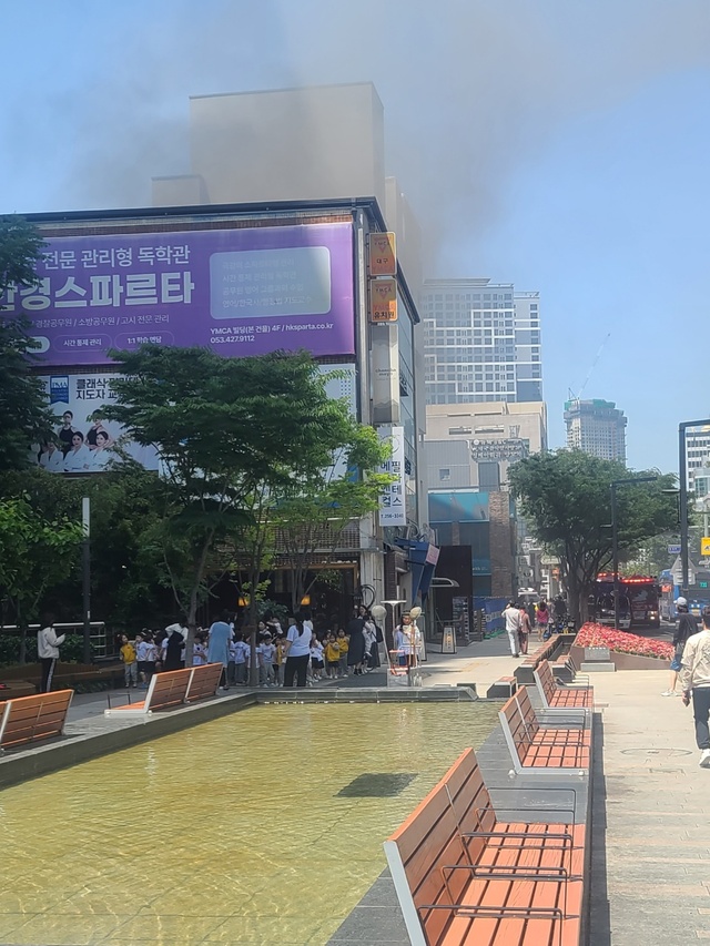 14일 오후 1시 18분쯤 대구 중구 동성로 3가 한 단층건물에서 불이 났다. /독자 제공