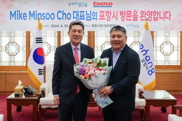 지난 4월 30일 조민수(오른쪽) 코스트코 한국법인 대표가 포항시청을 방문해 이강덕 포항시장과 면담을 가졌다.  /이강덕 포항시장 페이스북 캡처