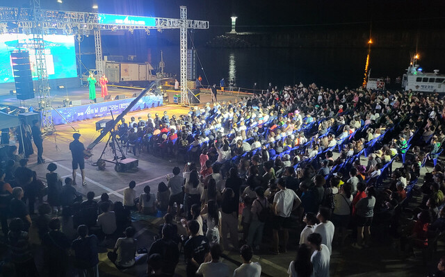 제 4회 섬의 날 대체 행사 오징어축제 병합 연예인 초청 공연./김두한기자 