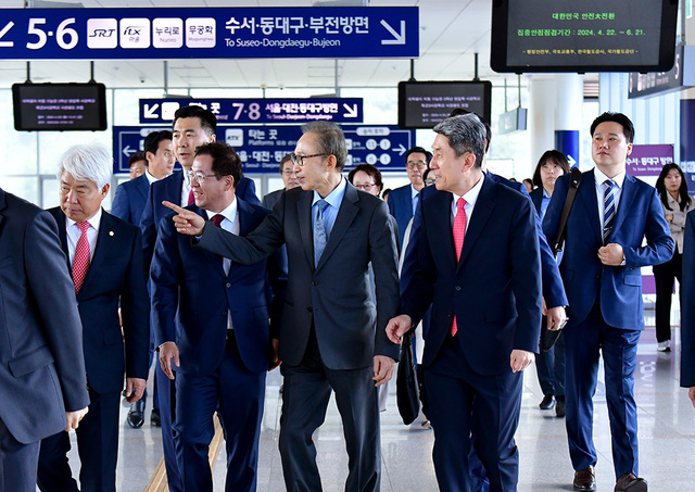 포항역에 마중나온 이강덕 포항시장의 안내를 받으며 이동하고 있다. 