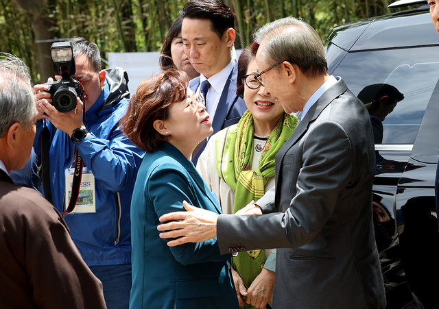 고향 마을인 포항시 북구 흥해읍 덕실마을 경주이씨 재실인 이상재(履霜齋) 앞에서 김정재 국회의원과 악수하고 있다. 