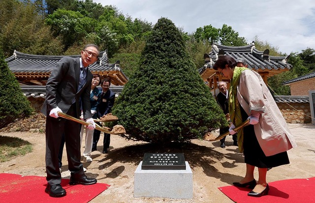 고향 마을인 포항시 북구 흥해읍 덕실마을 경주이씨 재실인 이상재(履霜齋)에서 기념식수하고 있다. 