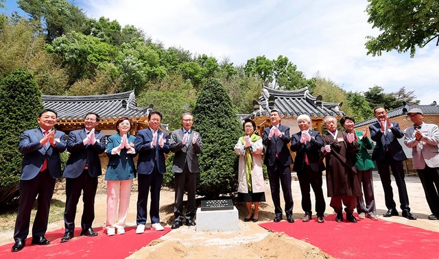 고향 마을인 포항시 북구 흥해읍 덕실마을 경주이씨 재실인 이상재(履霜齋)에서 기념식수 후 기념촬영하고 있다.