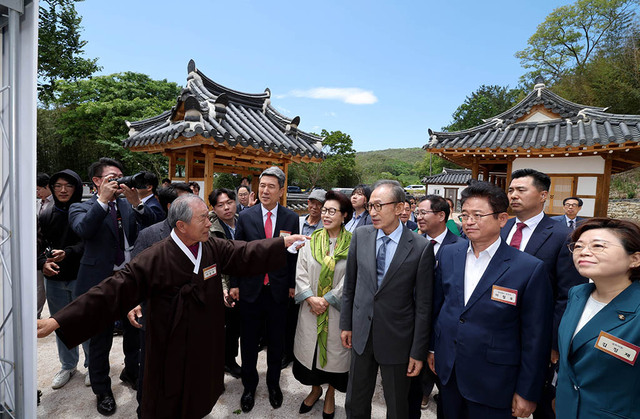 포항시 북구 흥해읍 덕실마을 경주이씨 재실인 이상재(履霜齋)에서 건축과정에 대해 설명듣고 있다.