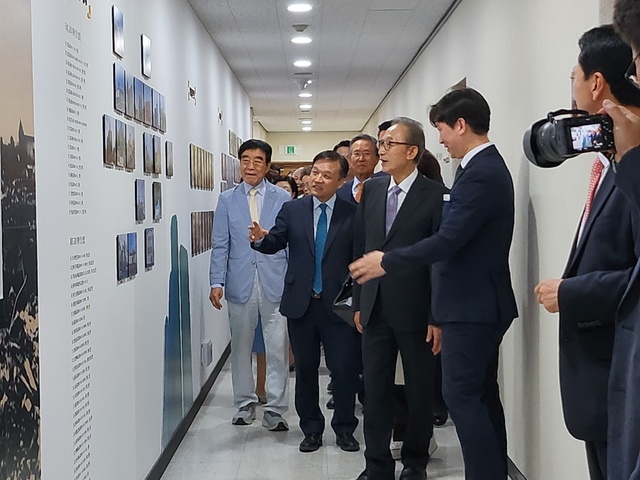 이명박 전 대통령이 17일 어릴 때 다녔던 포항제일교회를 방문했다. /장은희기자
