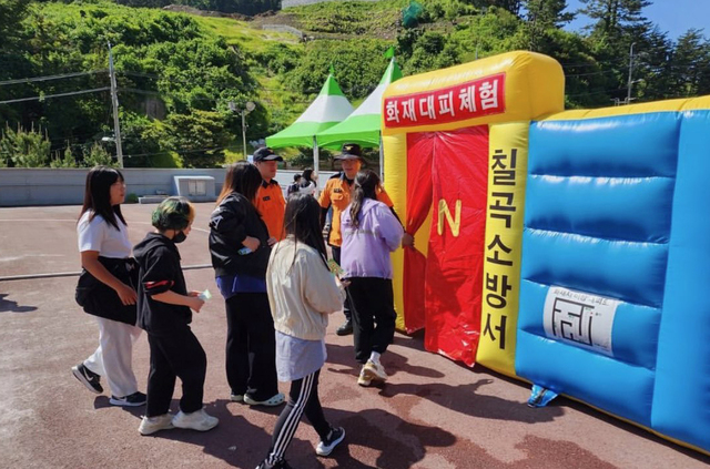 울릉도 어린이들이 화재 대피체험을 하고 있다//울릉119안전센터