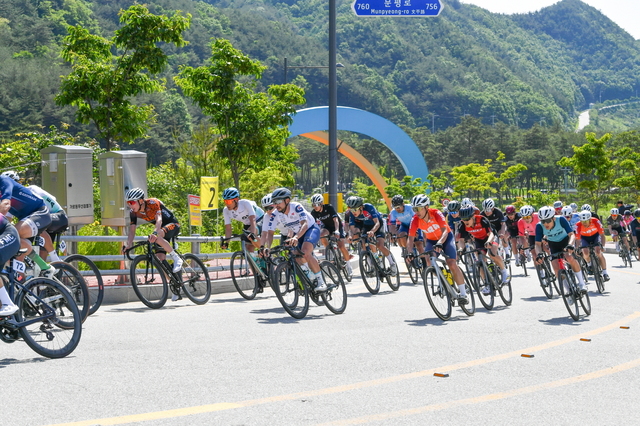 2024 마스터즈 사이클 영주투어에 참가한 선수들이 레이스를 하고 있다. /영주시 제공